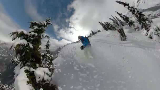 Vr360: Mannelijke snowboarder snijdt de verse sneeuw en rijdt de berg af. — Stockvideo