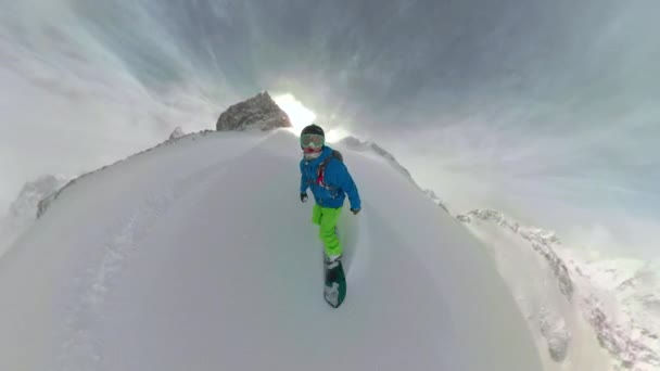 360VR: Extreme snowboarder sproeien poeder sneeuw om hem heen als hij rijdt off piste — Stockvideo