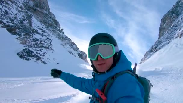 SELFIE: Сноубордист чувак весело подрібнює порох під час їзди за стежкою . — стокове відео