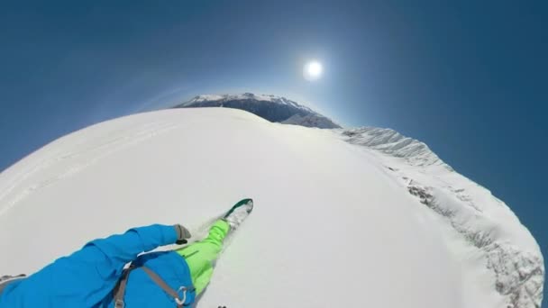 VR360: Mirando alrededor de las montañas vírgenes mientras tritura nieve fresca en polvo . — Vídeos de Stock