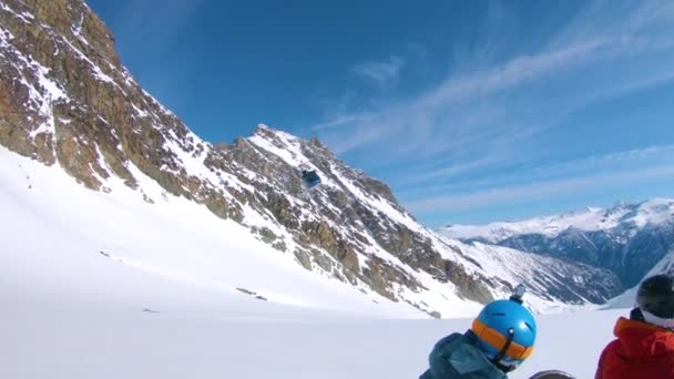 Skupina mladých extrémních snowboardistů čeká na vrtulník vyzvednout. — Stock video