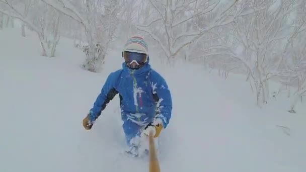 SELFIE: nierozpoznawalny narciarz freeride zjeżdżający ze stromej góry w Japonii. — Wideo stockowe