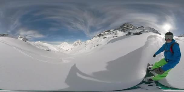 360 ВИУАЛЬНАЯ РЕАЛЬНОСТЬ: сноубордист, наслаждающийся зимним отпуском, измельчает снег — стоковое видео