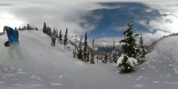 360vr:プロスノーボーダーが下り坂をスピードアップし、雪のトウヒの木を回避. — ストック動画