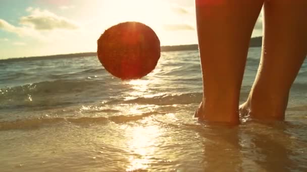 Kelapa Jatuh Pantai Pasir Putih Dengan Kaki Manusia Yang Dicuci — Stok Video