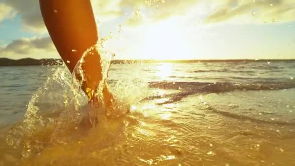 Повільний Рух Молодої Жінки Йде Піщаному Пляжі Вабить Ноги Освіжаючій — стокове відео