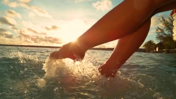 女の子オン夏休みオントロピカルホワイトサンドビーチディップス彼女の足でクリスタルクリア海の水 — ストック動画