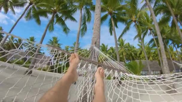Gambe Ragazza Che Oscilla Amaca Vacanza Estiva Sulla Spiaggia Tropicale — Video Stock