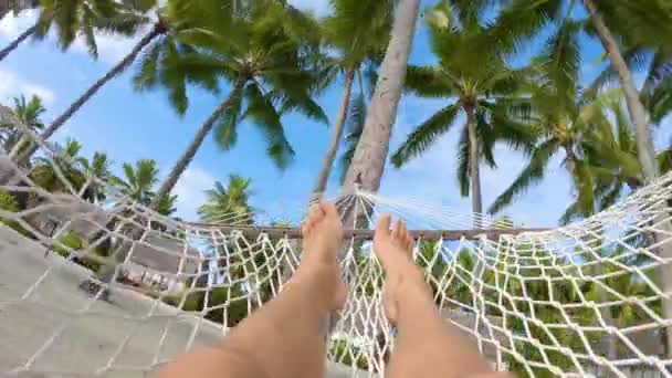 Benen Van Meisje Swinging Hangmat Zomervakantie Tropische Witte Zandstrand — Stockvideo