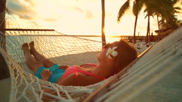 Junge Frau Schaukelt Bei Sonnenaufgang Auf Hängemattenschaukel Unter Großem Baum — Stockvideo