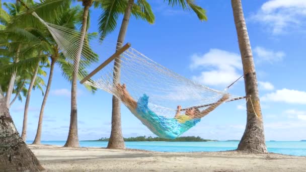 Hermosa Dama Disfrutando Vacaciones Verano Tumbada Hamaca Tropical — Vídeos de Stock