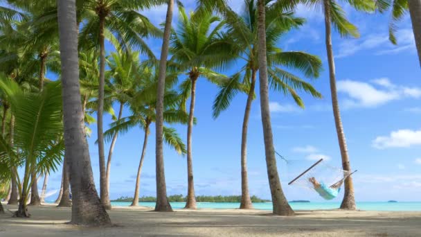 Chica Vacaciones Verano Playa Tropical Arena Blanca Balanceándose Hamaca Entre — Vídeos de Stock
