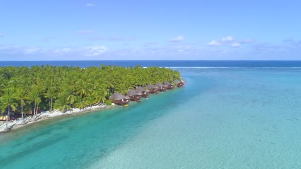 Glassy Oceaanwater Schittert Felle Zomerzon Buurt Van Adembenemend Tropisch Eiland — Stockvideo