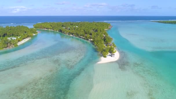 Glassy Oceaanwater Schittert Felle Zomerzon Buurt Van Adembenemend Tropisch Eiland — Stockvideo