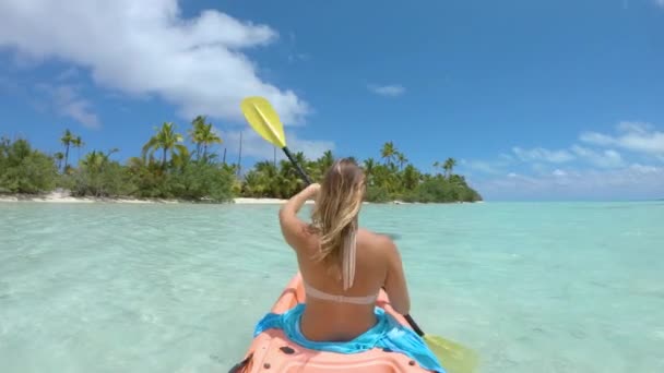 Mujer Joven Activa Navegando Barco Durante Viaje Kayak Fresco Pintoresco — Vídeo de stock