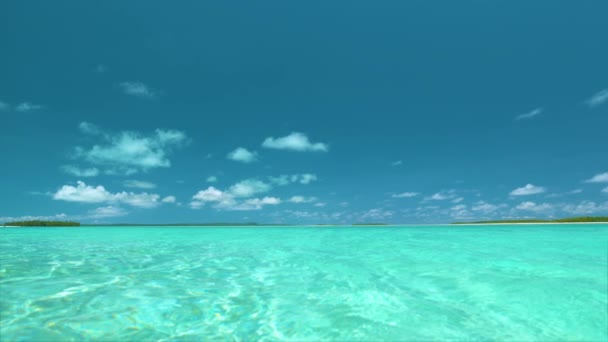 COPY SPACE: Idyllisch uitzicht op de turquoise oceaan en de verre kustlijn van het eiland. — Stockvideo