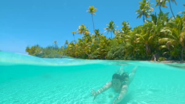 Lassú mozgás: boldog nő búvárkodás a paradicsom sziget a türkiz óceán