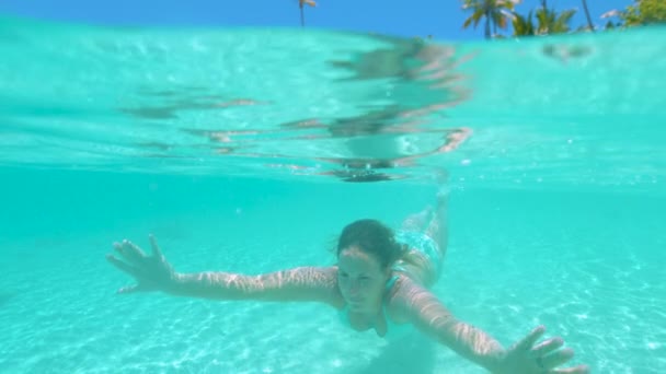 HALF HALF: Turista femenina disfrutando de sus vacaciones de verano nadando bajo el agua . — Vídeos de Stock