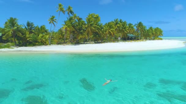 DRONE: Relaxed female traveler enjoying her vacation on scenic One Foot Island. — Stock Video