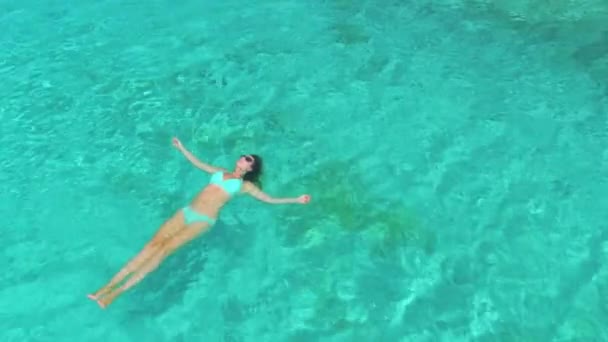 COPY SPACE: Female traveler enjoying her summer vacation by relaxing in the sea. — Stock Video