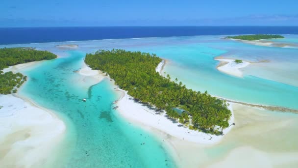 AEREO: La gente del posto e turisti vengono alla lussureggiante isola tropicale per festeggiare e rilassarsi. — Video Stock