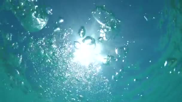 Bodem omhoog: luchtbellen zweven naar de oppervlakte van de rustige oceaan. — Stockvideo