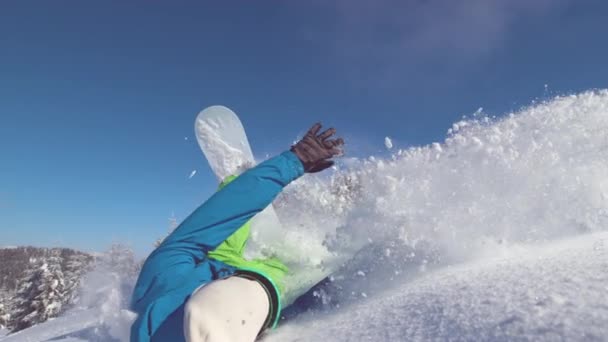 Slow Motion, närbild: Extrem snowboardåkare kraschar i orörd pudersnö. — Stockvideo