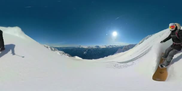 Vr360: Ung snowboardåkare heliski i British Columbia under aktiv semester. — Stockvideo