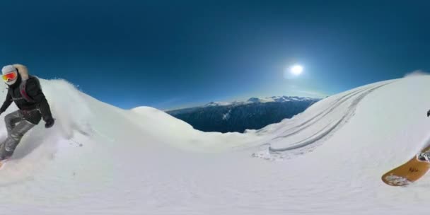 VR360: Snowboarder montando nieve fresca en polvo fuera de pista alta en montañas pintorescas . — Vídeos de Stock