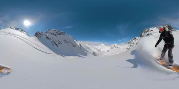 360 Vr: Žena turistické heliboarding dolů malebné hory pokryté čerstvým sněhem. — Stock video