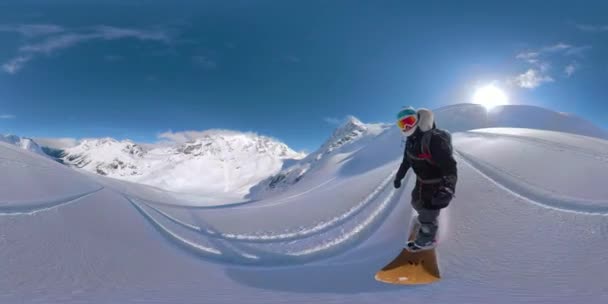 VR 360: Mujer deportiva desmenuzando polvo fresco mientras hace heliboard en Bella Coola . — Vídeos de Stock