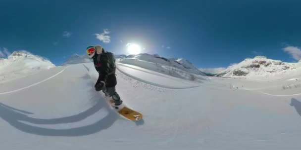 360 VR: Pro snowboarder hembra triturando nieve fresca en polvo en la soleada Bella Coola . — Vídeos de Stock