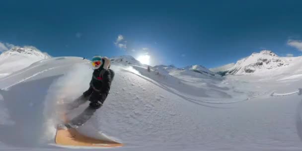 Vr 360: Αθλητική νεαρή γυναίκα σε ενεργό χειμερινές διακοπές snowboarding off trail. — Αρχείο Βίντεο