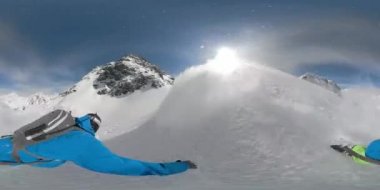 Vr360: Ekstrem snowboardcu bakımsız yamaçlardaki kar tozunu parçalıyor.