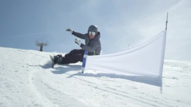 Ağır çekim portre: snowboard binme slalom yarışı
