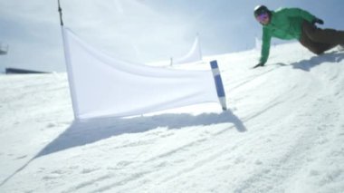 Ağır çekim: Slalom snowboard kapıları arasında yarış