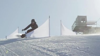 Ağır çekim: Yarış snowboard slalom bayrakları arasında binicilik başlar