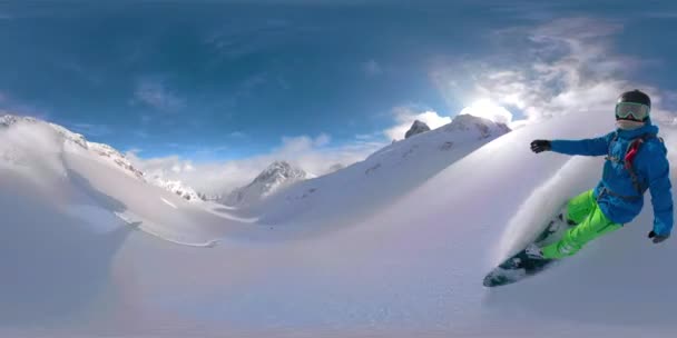 360 VR: Helicóptero de snowboarder masculino nas montanhas intocadas de Bella Coola . — Vídeo de Stock