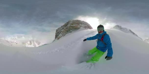 REALIDADE VIRTUAL 360: Homem turista snowboard off piste no dia ensolarado de inverno . — Vídeo de Stock