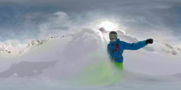 360VR : Héliboardeur frais déchiquetage de neige fraîche dans les montagnes idylliques au Canada . — Video