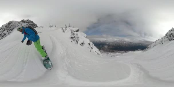 VR 360: Espetacular foto de um snowboarder freeride macho destruindo a neve fresca . — Vídeo de Stock