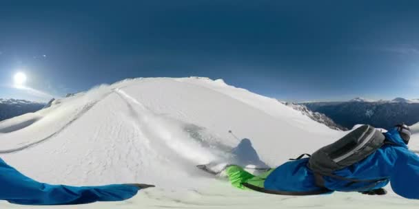 VR 360: Hombre irreconocible haciendo heliboard fuera de pista en las montañas escénicas . — Vídeos de Stock