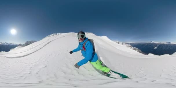 VR360: Сноубордист чувак измельчение пороха с трассы в канадских горах — стоковое видео
