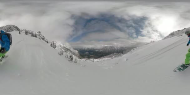 360VR: Freerider estremo che intaglia la neve fresca nelle idilliache montagne . — Video Stock