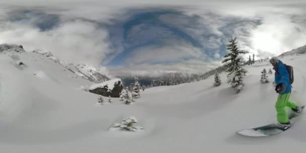 360 Virtual Reality: Snowboarder versnipperen poeder sneeuw terwijl de snelheid van de afdaling. — Stockvideo