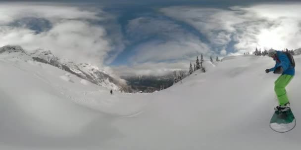 VR360: Cool snowboarder cara cavalgando fora piste no terreno intacto no Canadá — Vídeo de Stock