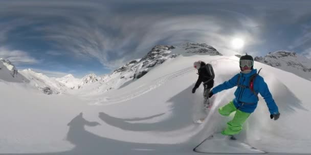 VR 360: Female snowboarder falls into the snow while riding with her boyfriend. — Stock Video