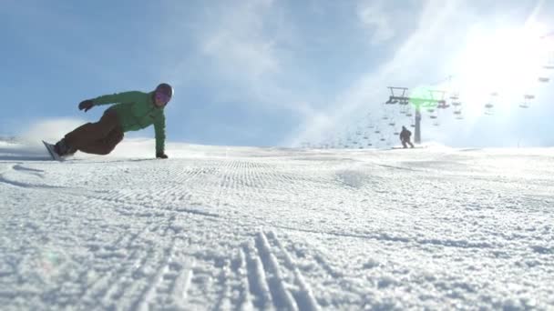 Αργή κίνηση: Φυλή snowboarder σκάλισμα κάτω παγωμένη χιονοδρομική πίστα — Αρχείο Βίντεο