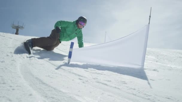 Slow Motion: Závod snowboardista jízdě slalomu mezi branami — Stock video