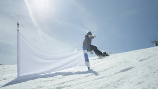 Zeitlupe: Profi-Snowboarder beim Slalomtraining im Skigebiet — Stockvideo